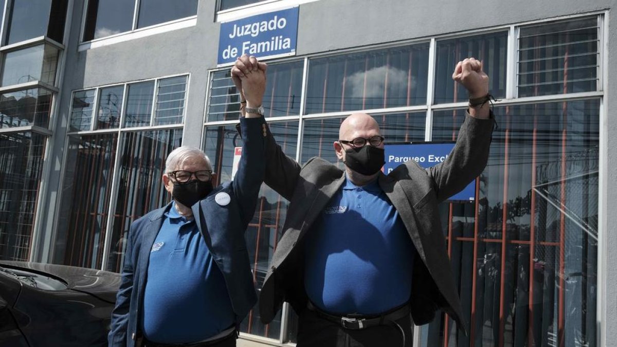 Una pareja homosexual de Costa Rica, ayer, justo después de contraer matrimonio en un juzgado.