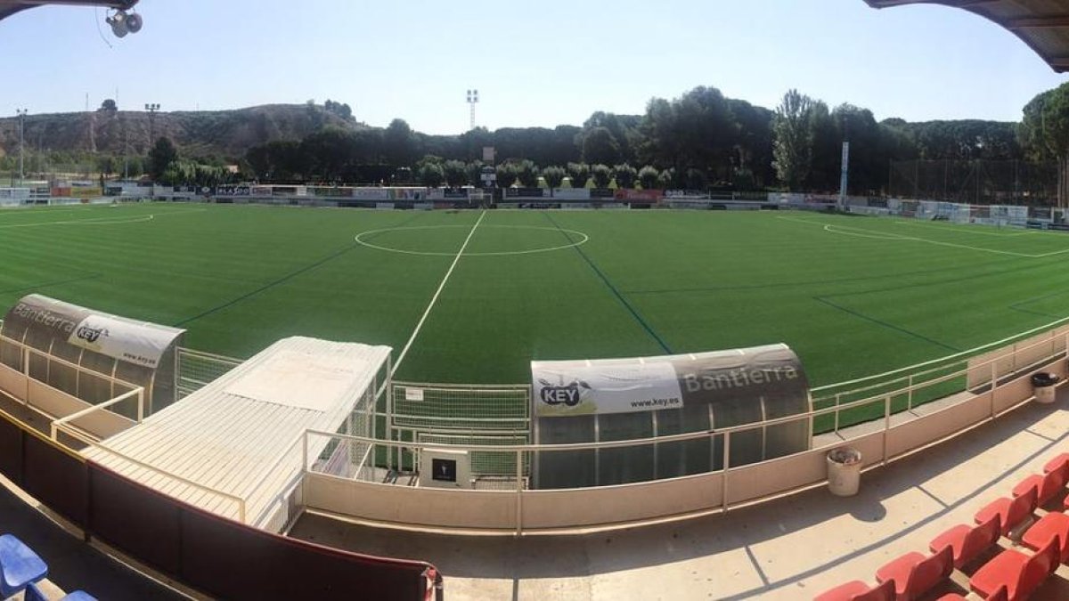 El nuevo césped artificial en el campo de La Estacada.