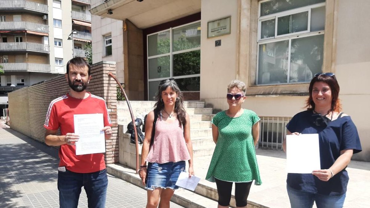 Representantes de la CUP ayer delante de Salud en Lleida.