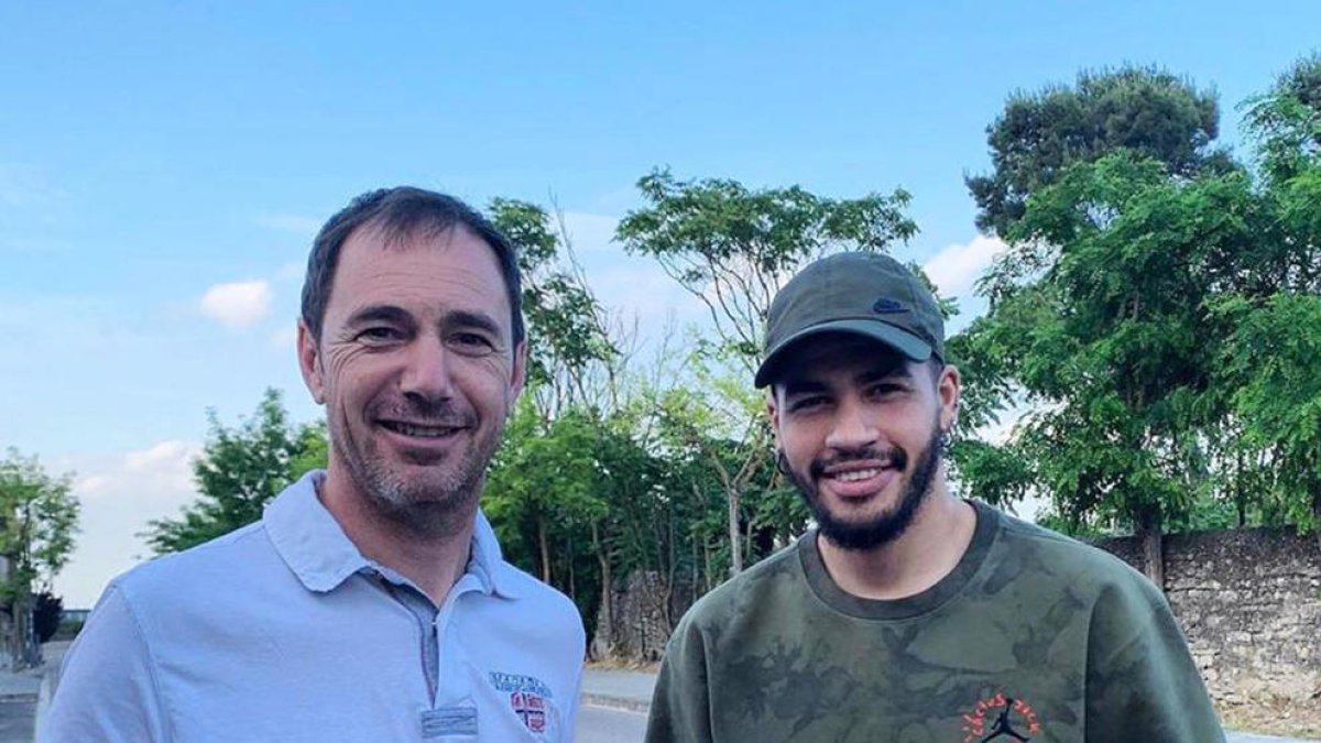 El director técnico, Xavier Oliver, junto a Boumedol Hichem.