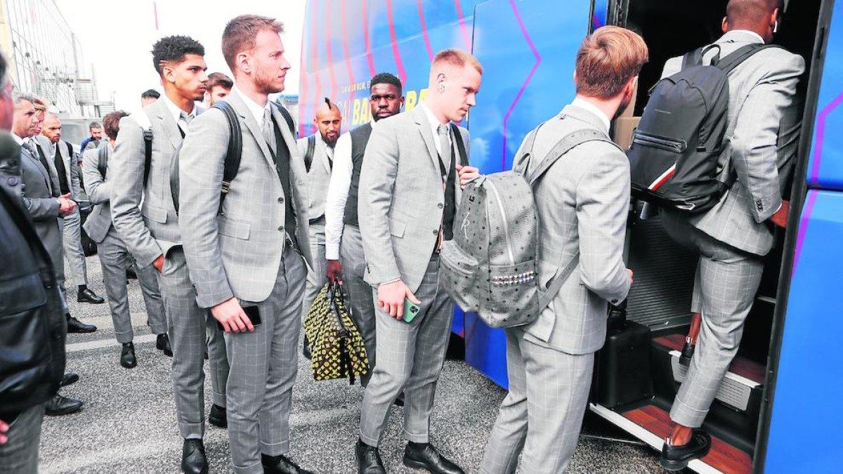 Jugadors del Barcelona pugen a l’autobús ahir, durant el desplaçament a Nàpols.