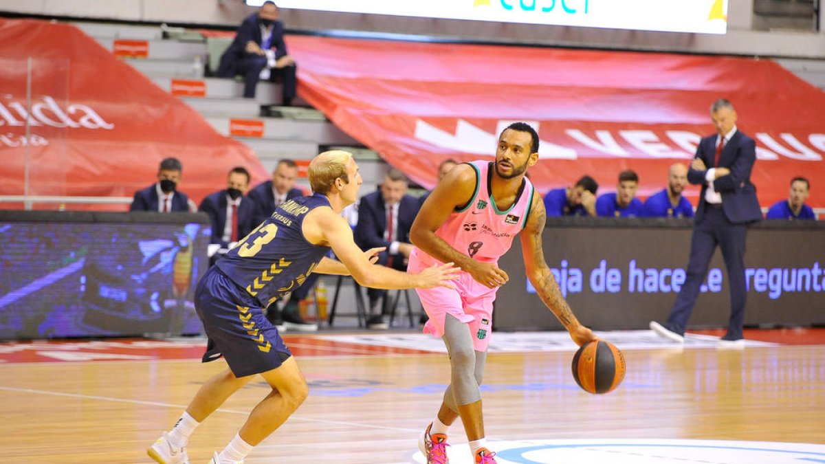 Hanga controla la pilota davant la defensa d’un rival murcià.