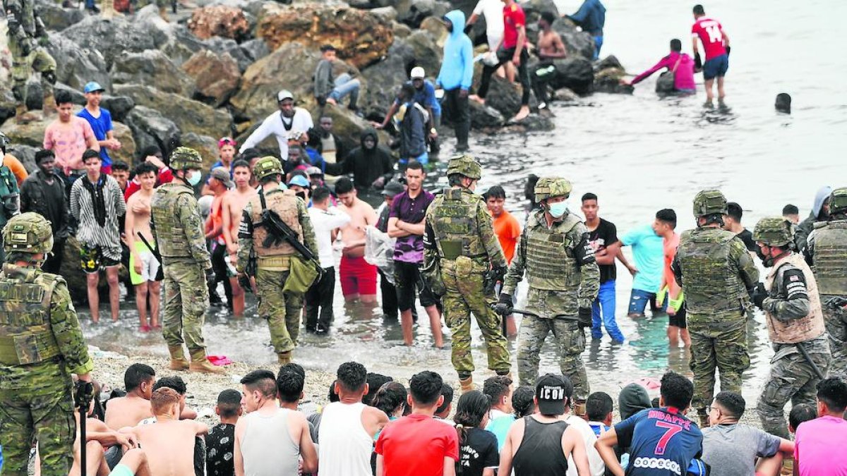 Imagen de los días en los que entraron a nado miles de marroquíes en la ciudad de Ceuta.
