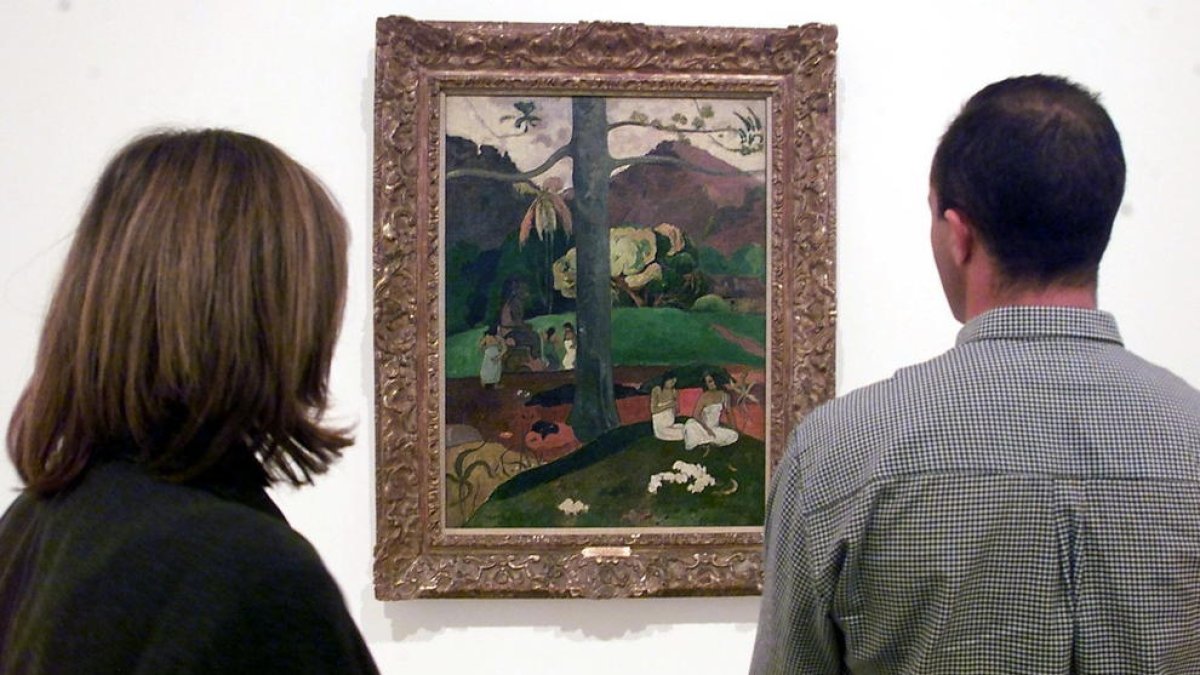 Dos persones observen el ‘Mata Mua’ de Paul Gauguin.