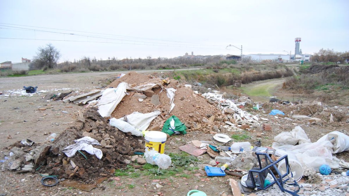 El vertedero irregular de Golmés, al pie de un camino paralelo a la vía del tren.