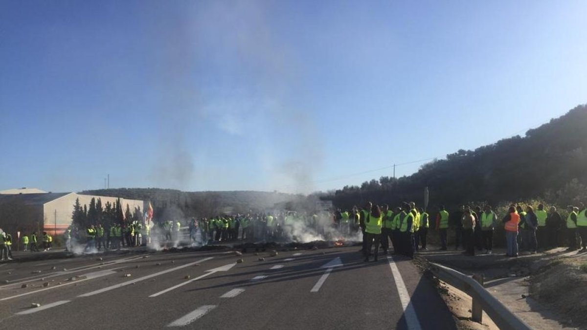 Un grupo de agricultores, ayer, cortando la carretera A-306 en la localidad jienense de Pocuna.
