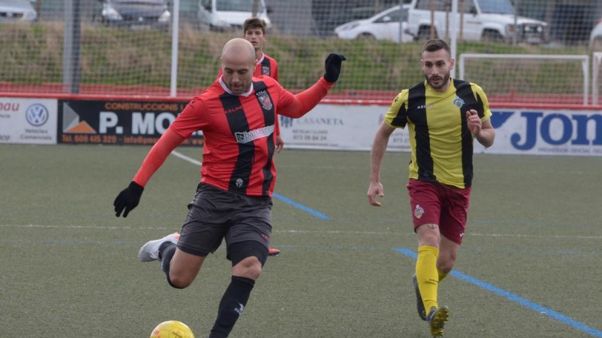 Adri Fernández se dispone a rematar perseguido por un jugador de la Montañesa.