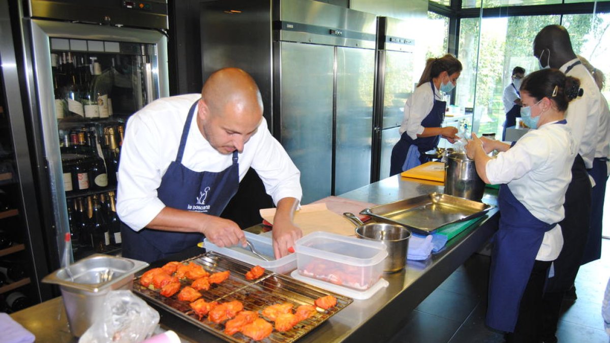 El xef del restaurant La Boscana, de Bellvís, Joel Castanyé, preparant un dels seus plats.