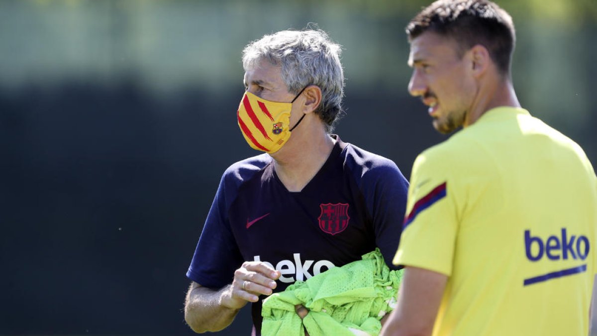 Quique Setién lució una de las mascarillas oficiales del club.