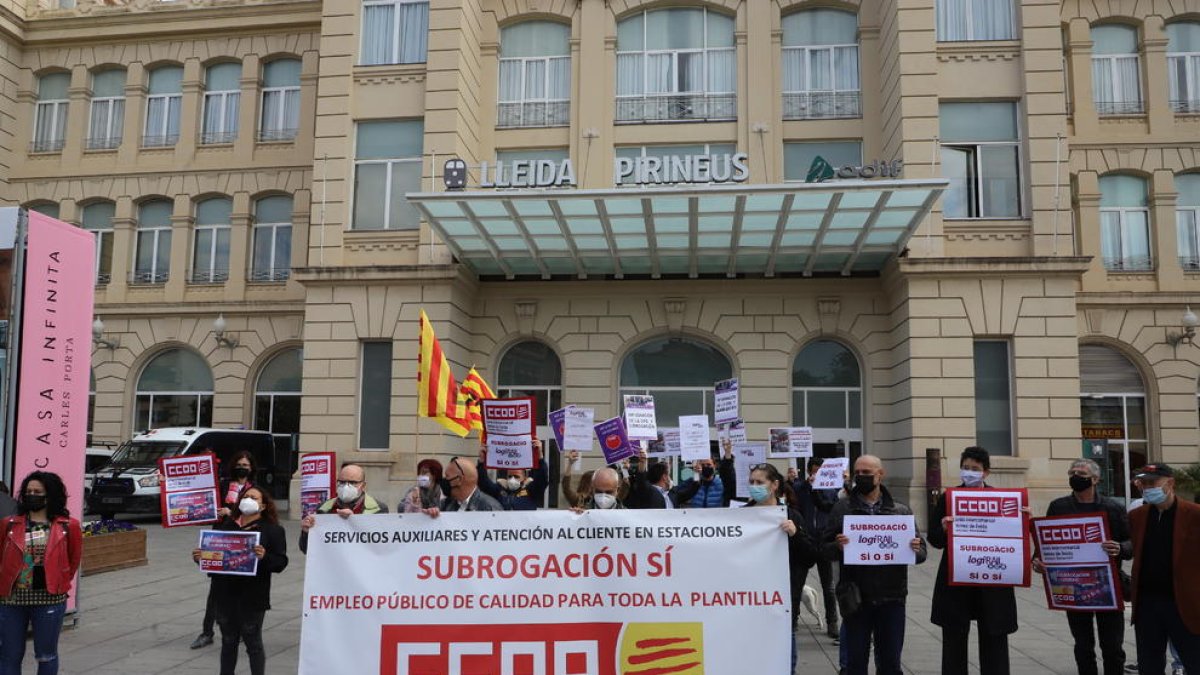 Concentració dels treballadors davant de l’estació.