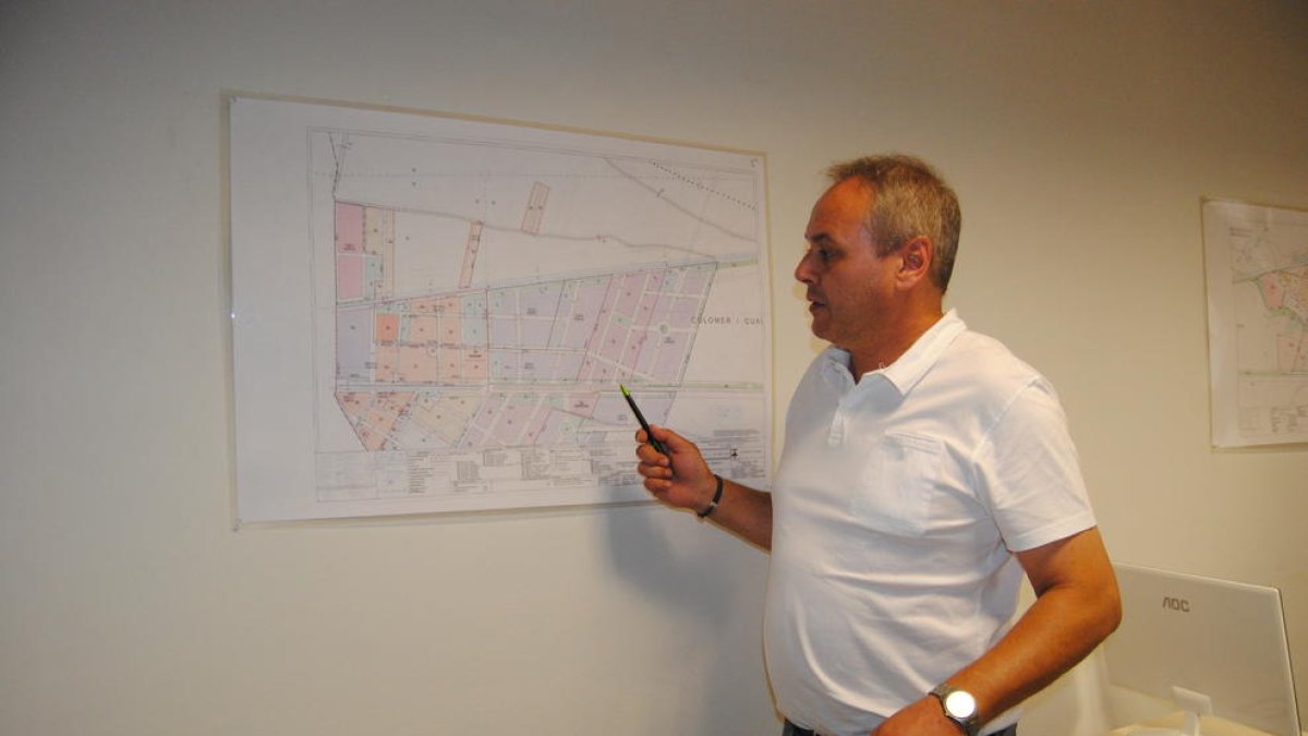 El alcalde de Golmés, Jordi Calvís, presentó ayer la propuesta para modificar el POUM.
