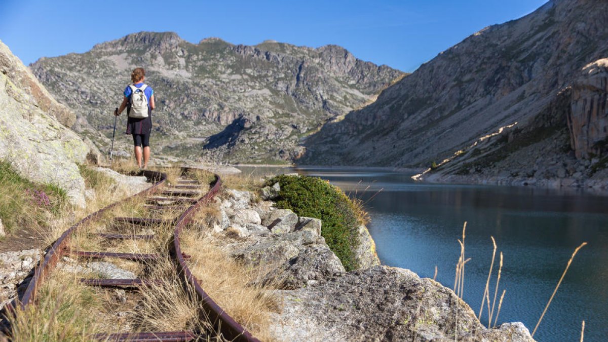 Un excursionista recorre el traçat del Carrilet de la vall Fosca.