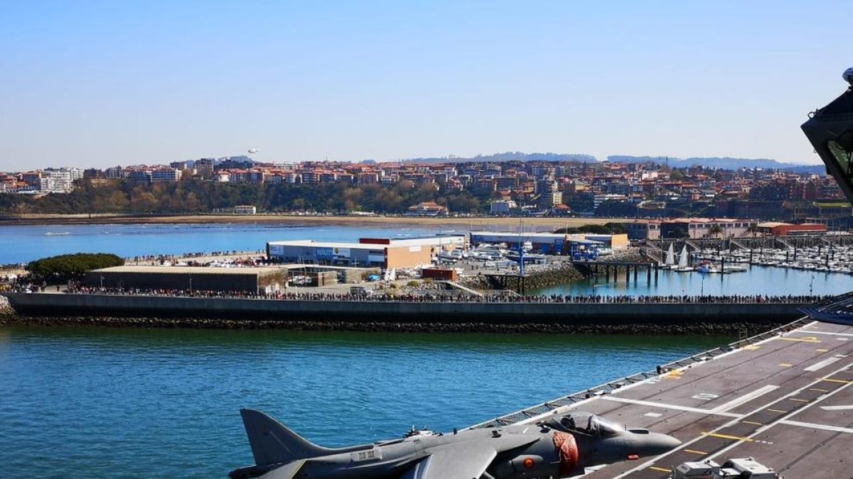Imagen de la afluencia de público al buque de la Armada Española atracado en el puerto de Getxo.
