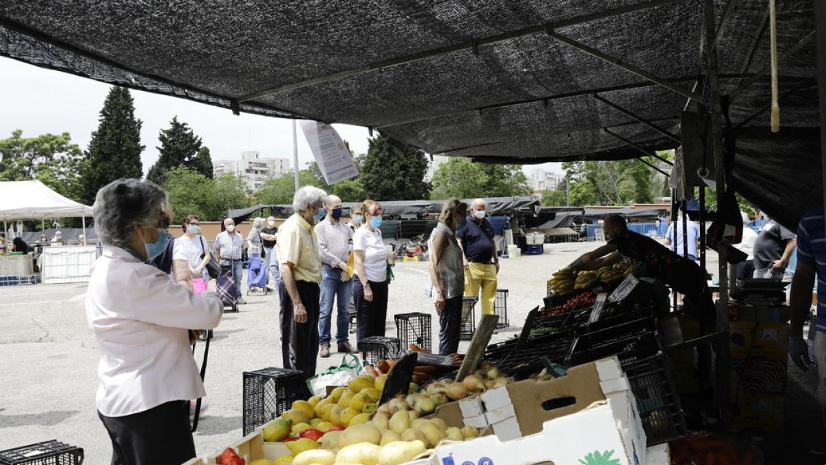 Imagen de un mercado de Madrid, ayer, en el segundo día de fase 1.