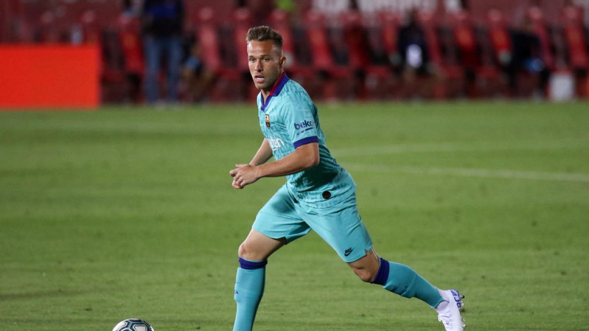 Arthur controla el balón durante el encuentro ante el Mallorca.