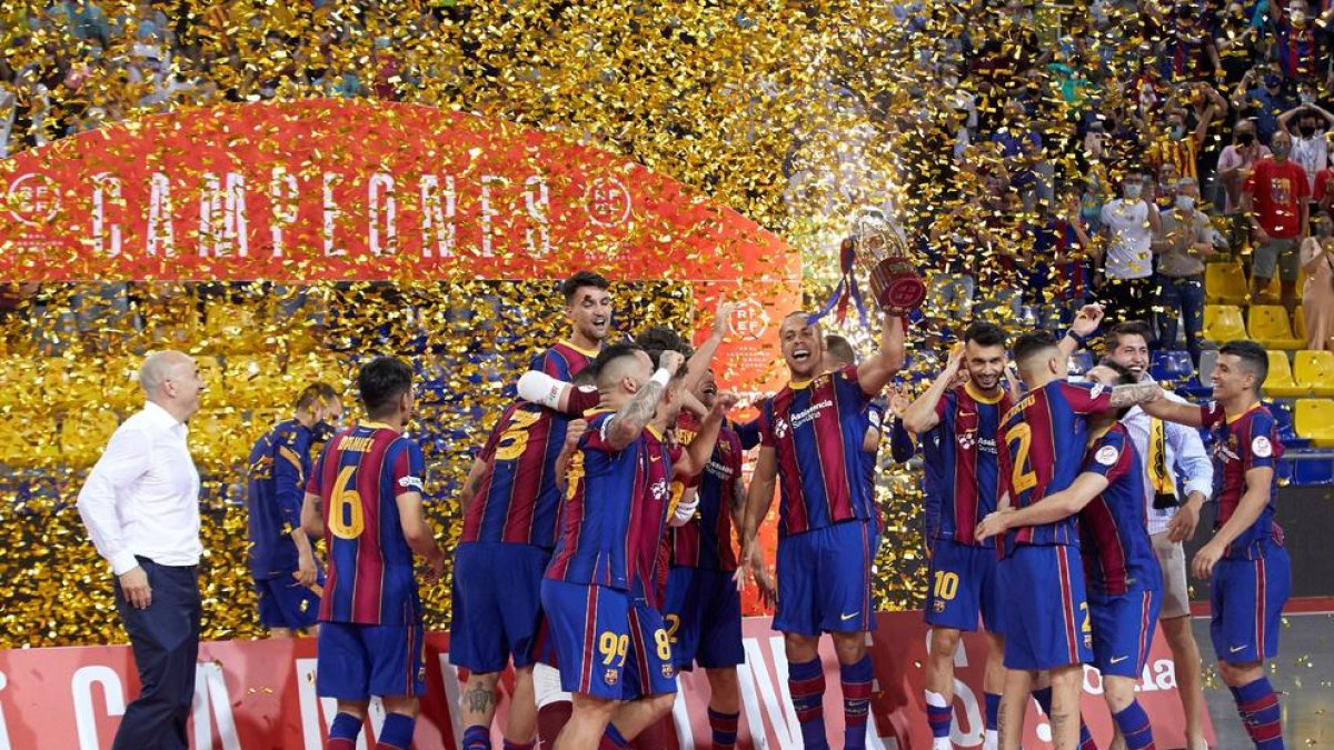 Els jugadors del Barça celebren un títol de Lliga molt disputat davant del Llevant.