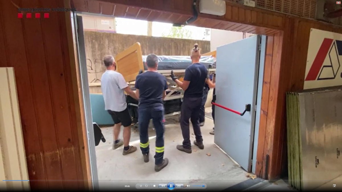 Imágenes de la instalación ayer de camas procedentes de Barcelona en el pabellón Onze de Setembre, que será un hospital.