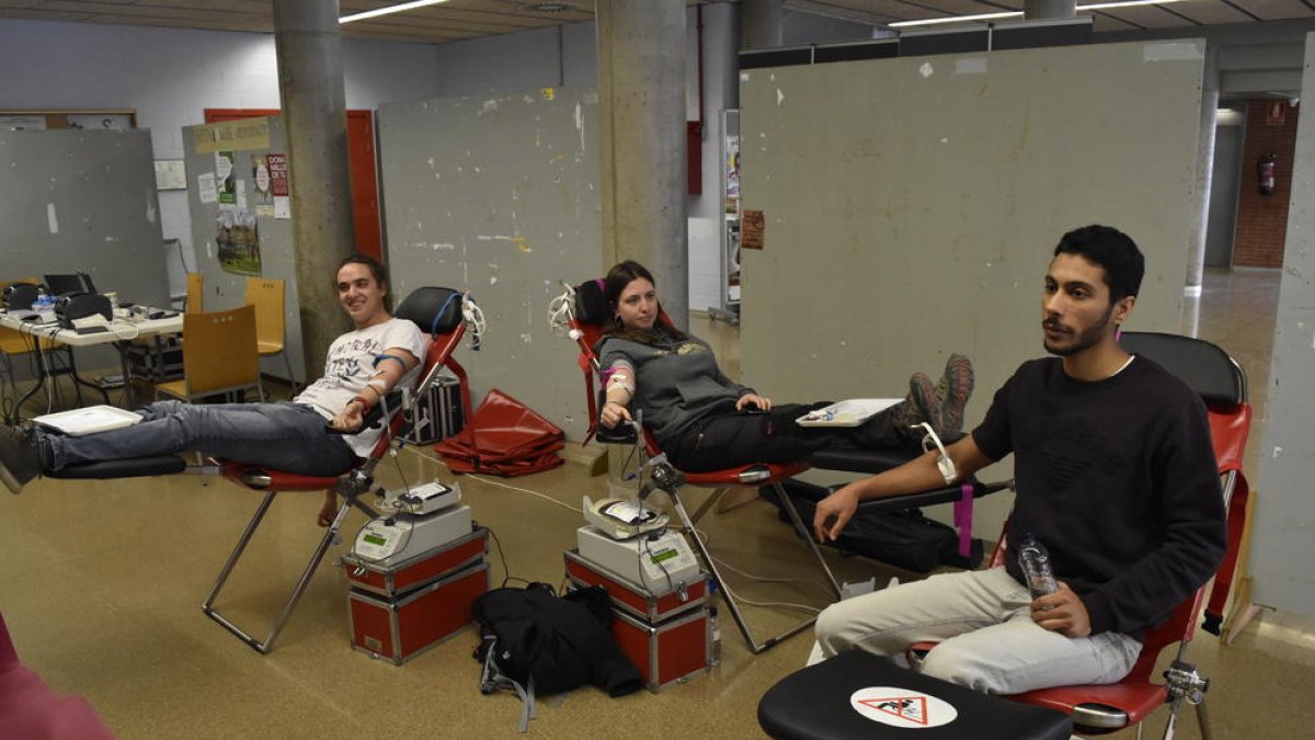Algunos de los participantes en la donación de sangre de ayer en el campus de Agrónomos.
