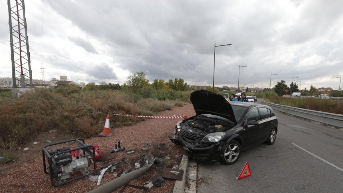 El vehículo accidentado ayer en Cappont sufrió desperfectos tras chocar contra una farola.