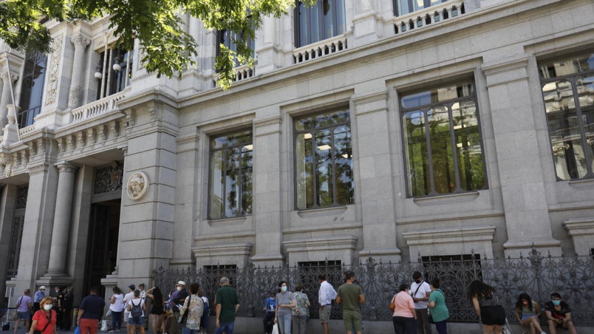 Llargues cues al Banc d’Espanya a Madrid l’últim dia de canvis de monedes.