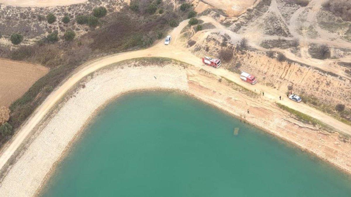Imagen aérea del pantano con el vehículo en su interior.