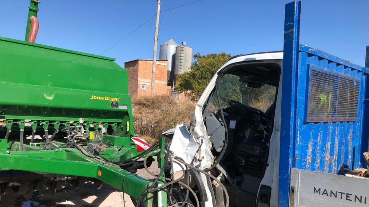 La camioneta i el tractor, ahir després de la col·lisió a Arbeca.