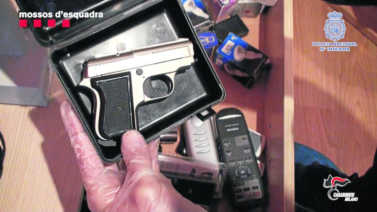Primer plano de una pistola utilizada en los atracos de Barcelona.