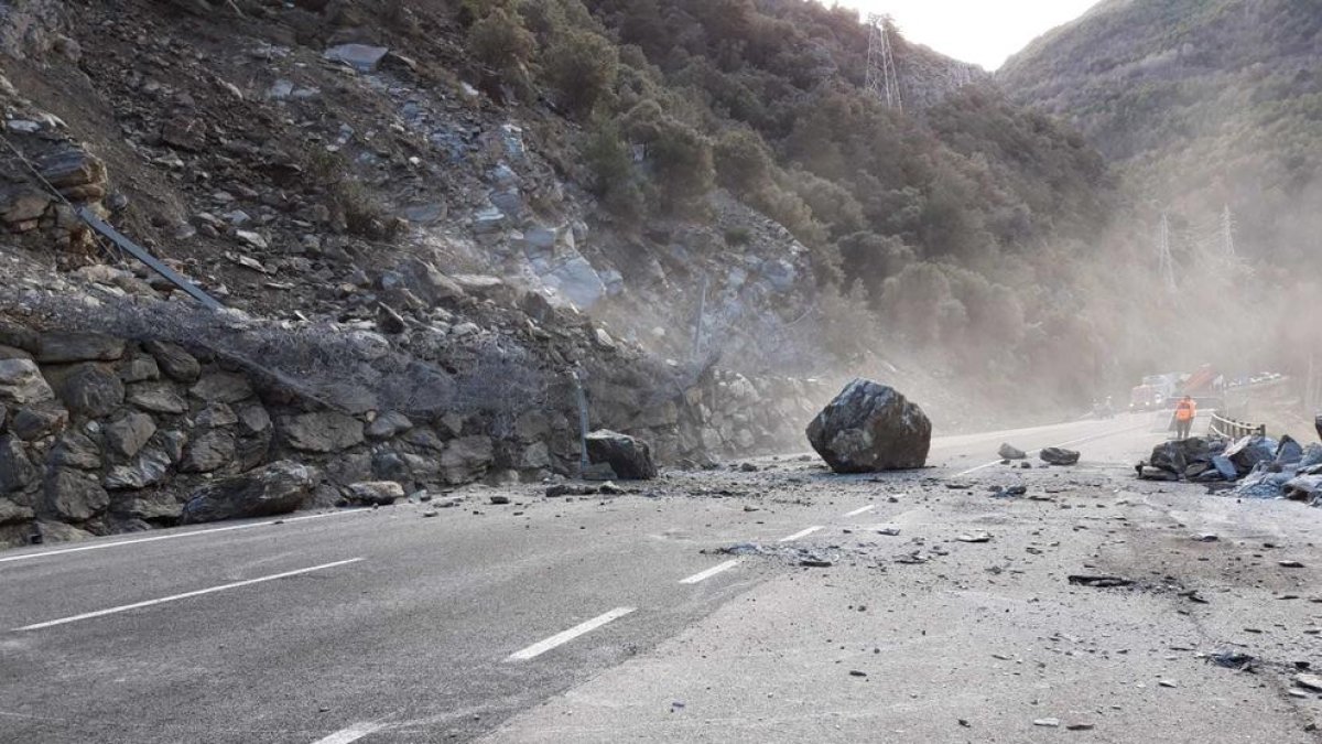 La C-13 no quedará reabierta antes de mañana por la tarde entre Rialp y Llavorsí