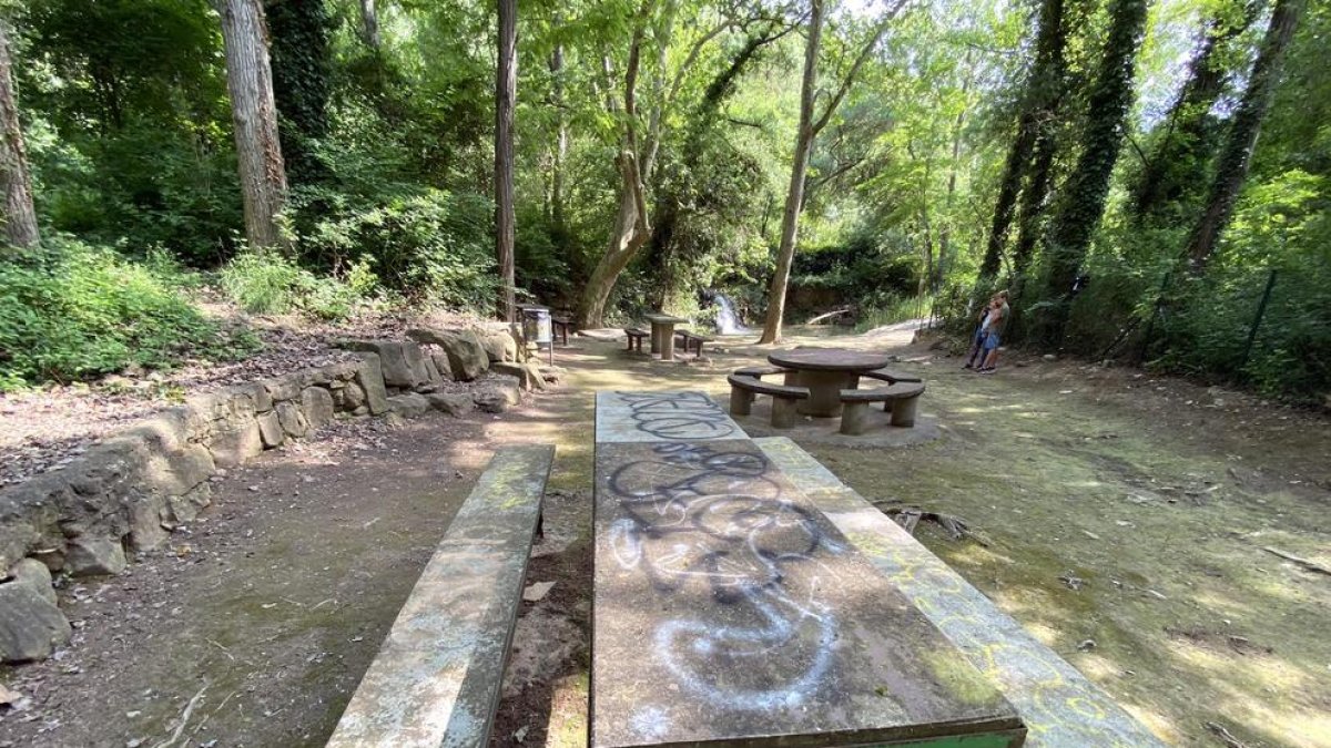 Imagen de las pintadas que han aparecido en el parque de la Font de Ferro de Sanaüja.