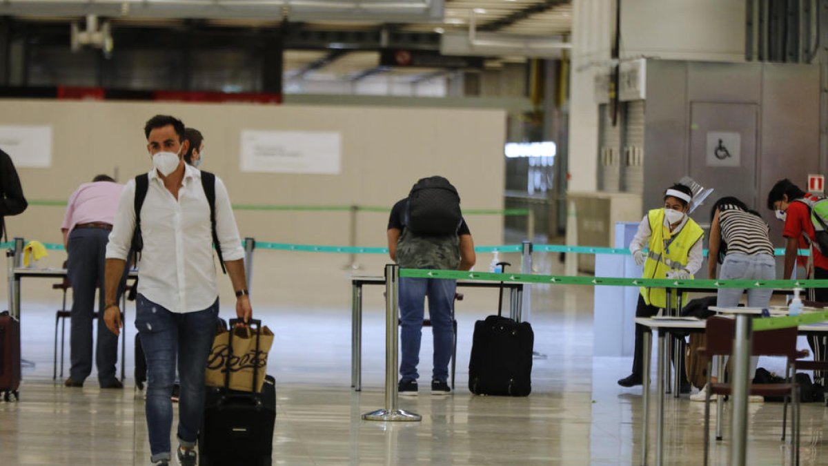 Malgrat la progressiva reobertura de les fronteres, l’activitat als aeroports continua sent baixa.