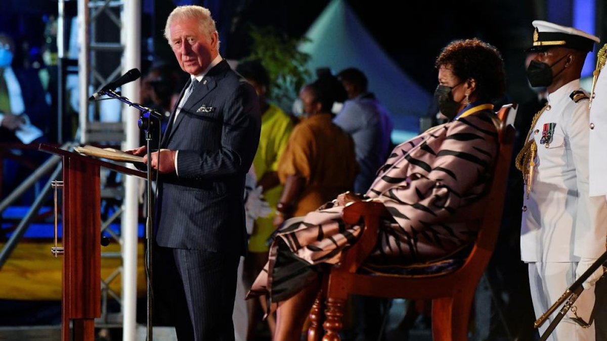 El príncipe Carlos de Inglaterra pronuncia su discurso ante la presidenta de Barbados, Sandra Mason.