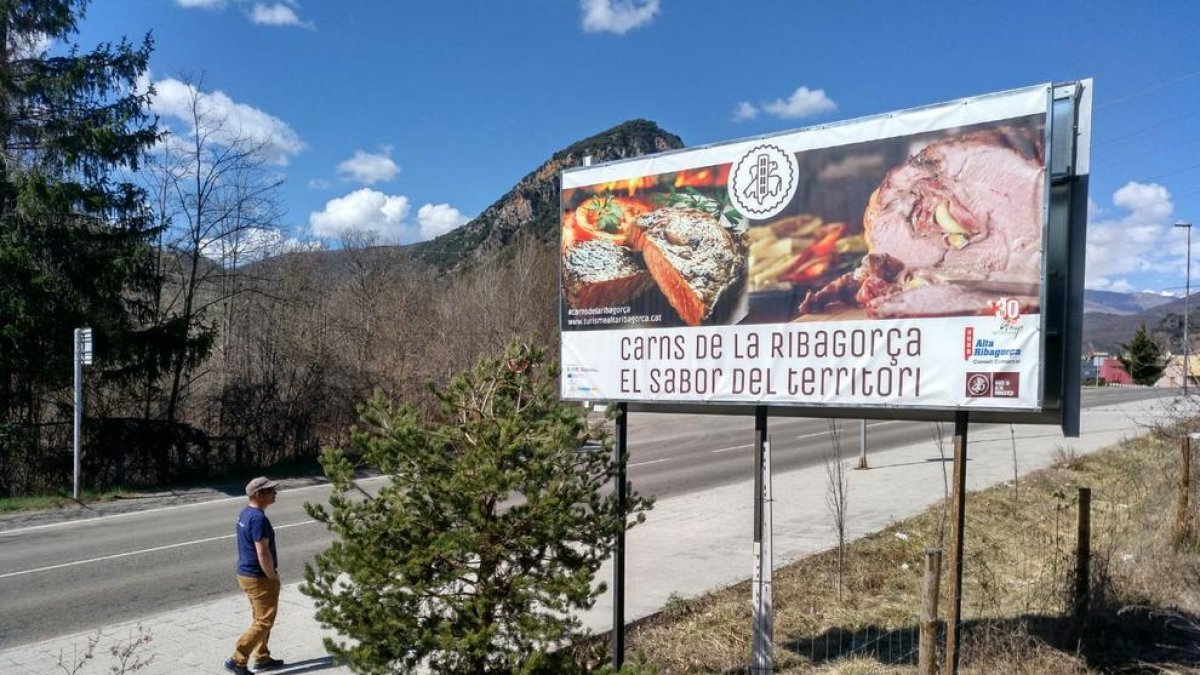 Cartel de la campaña de promoción a la entrada de El Pont.