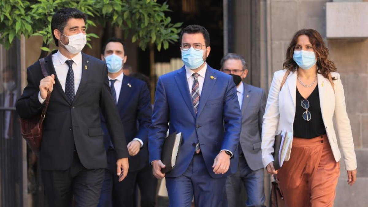 Jordi Puigneró i Laura Vilagrà, a la foto al costat d’Aragonès, lideraran la delegació del Govern.