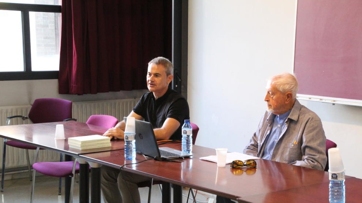 Eduard Batlle, autor de l’antologia de textos de Miquel Lladó, ahir a la UdL amb Josep Vallverdú.
