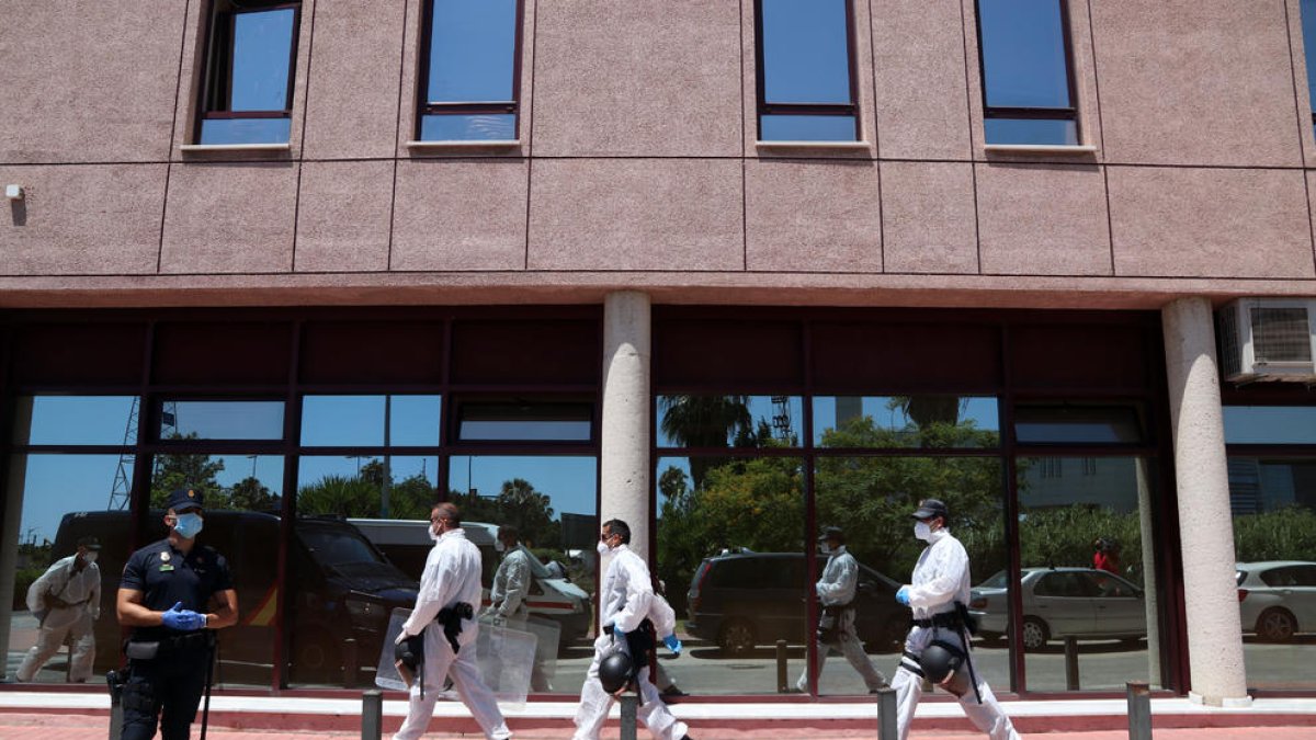 Agentes de policía custodian una de las sede de Cruz Roja en Málaga donde hay infectados.