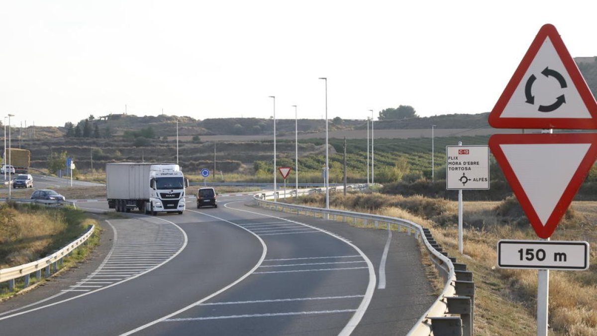 La C-12 a su paso por el municipio de Alfés.