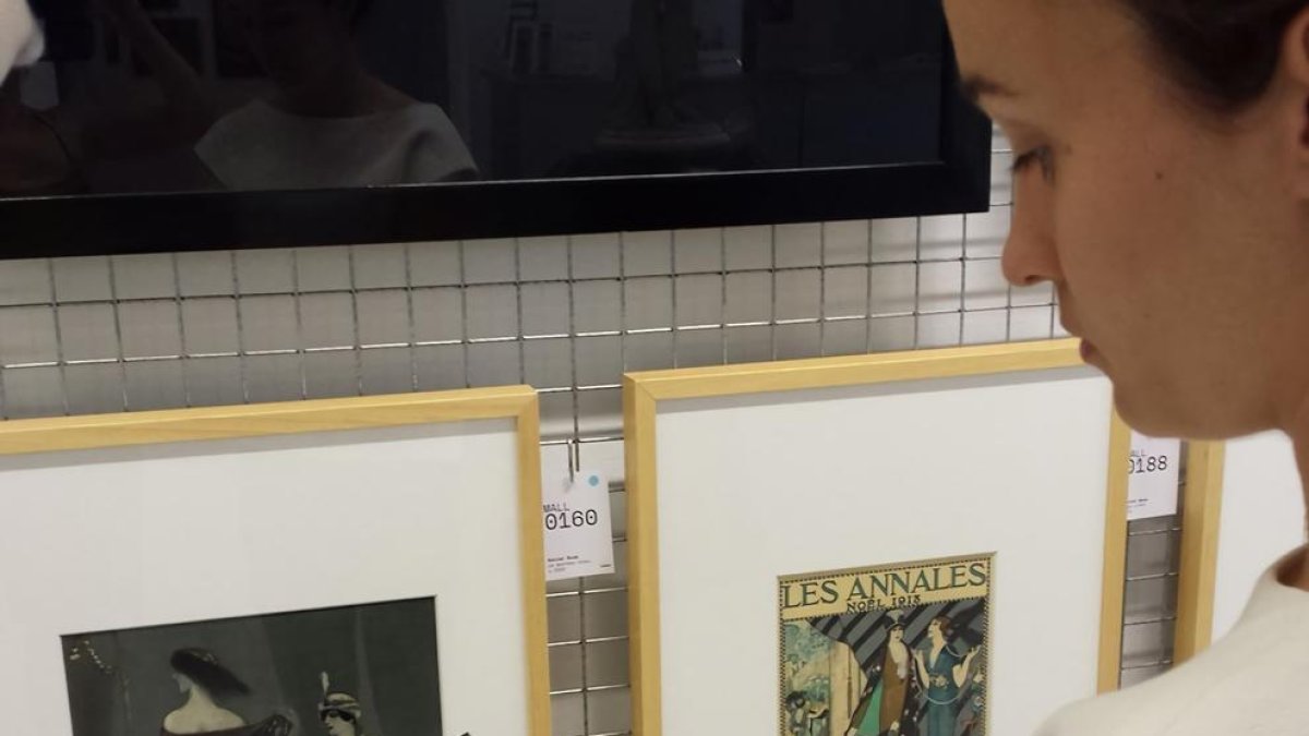 El original de ‘Le manteau bleu’ (1912), de Xavier Gosé, y la información que reproduce la tableta.