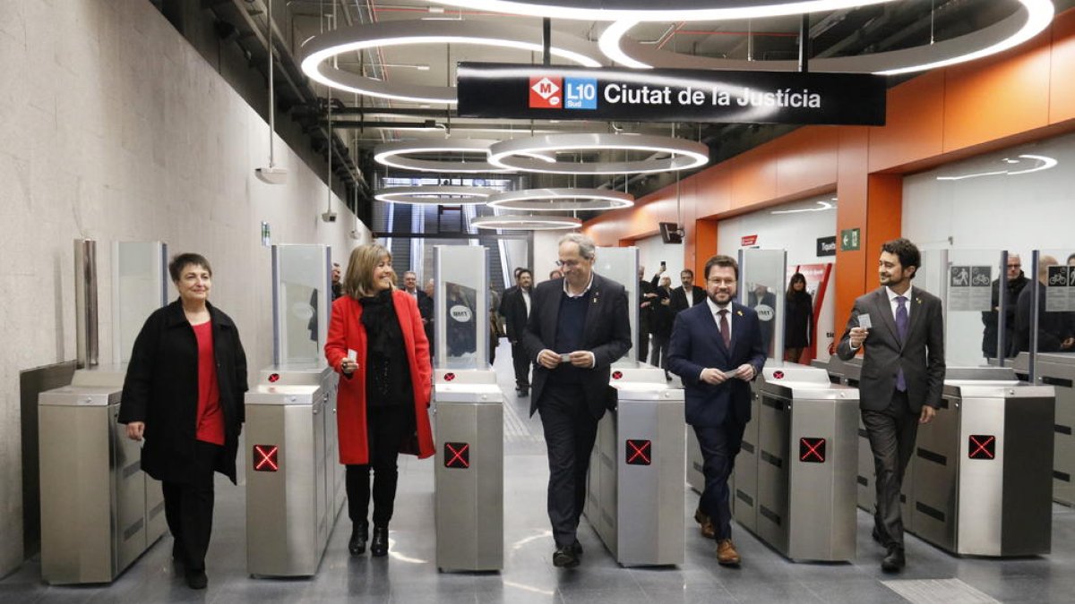 Miembros del Govern en la inauguración de una estación.
