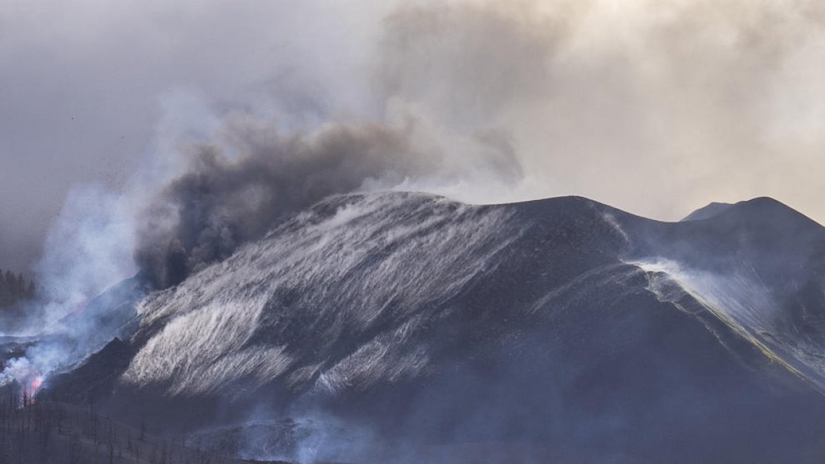 El cono principal del volcán se reactiva después de parar unas horas