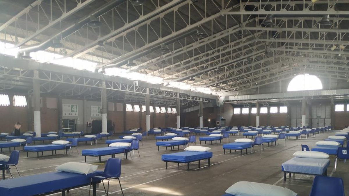 El pavelló 3 de la Fira, ahir al matí amb els 122 llits ja instal·lats.