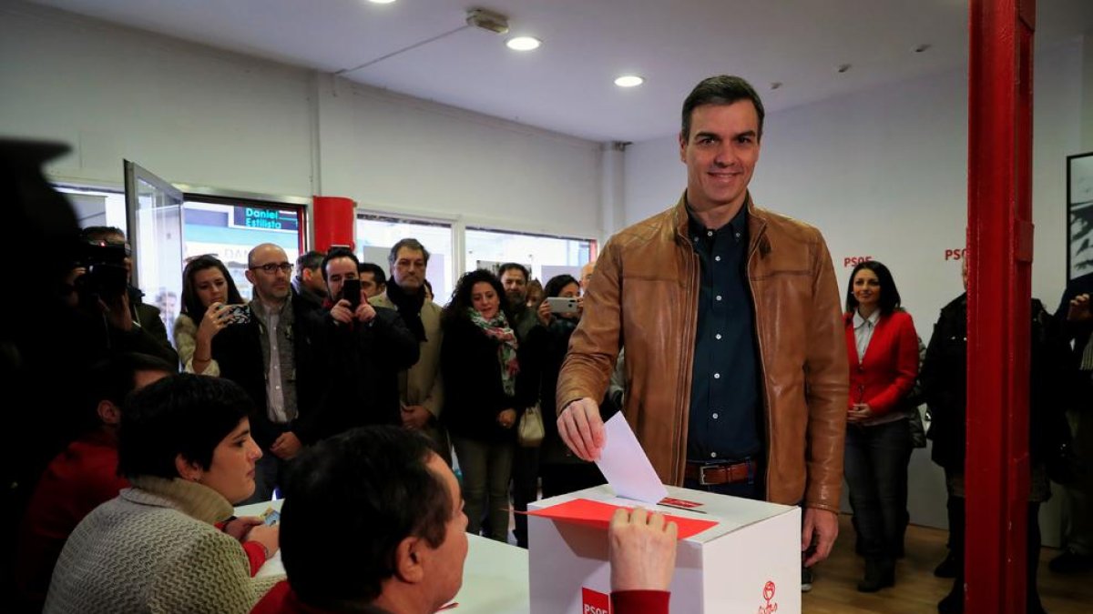 Pedro Sánchez vota en la consulta per avalar el preacord per a una coalició amb Unides Podem.
