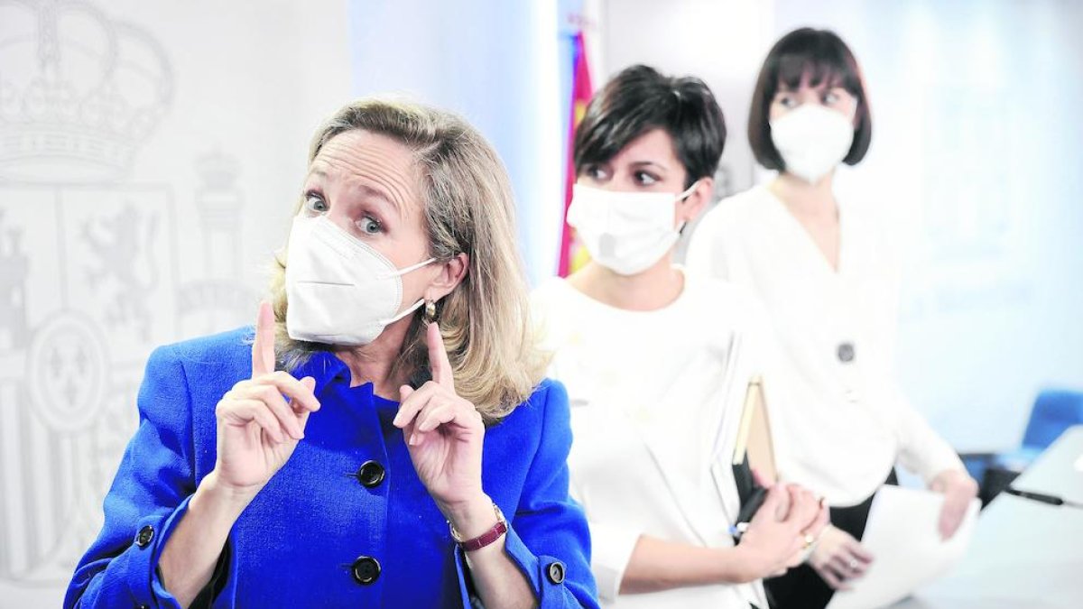 La vicepresidenta del Gobierno, Nadia Calviño, en primer término tras el Consejo de Ministros.