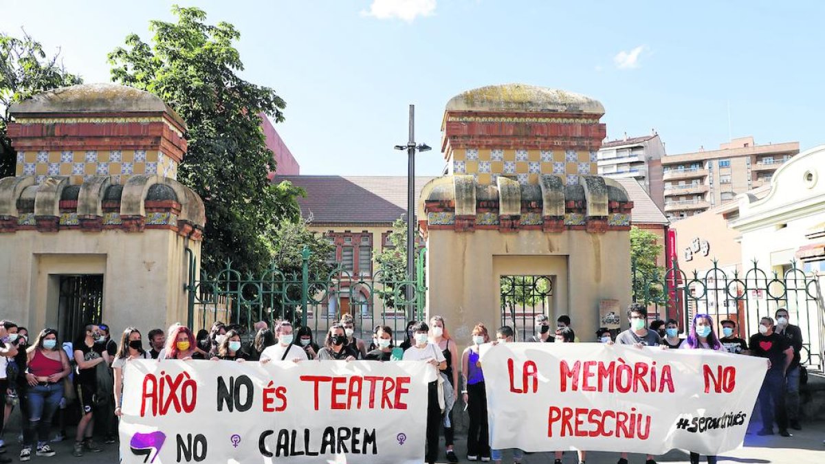 Protesta al juny per denunciar la prescripció dels suposats abusos sexuals a l’Aula de Teatre.