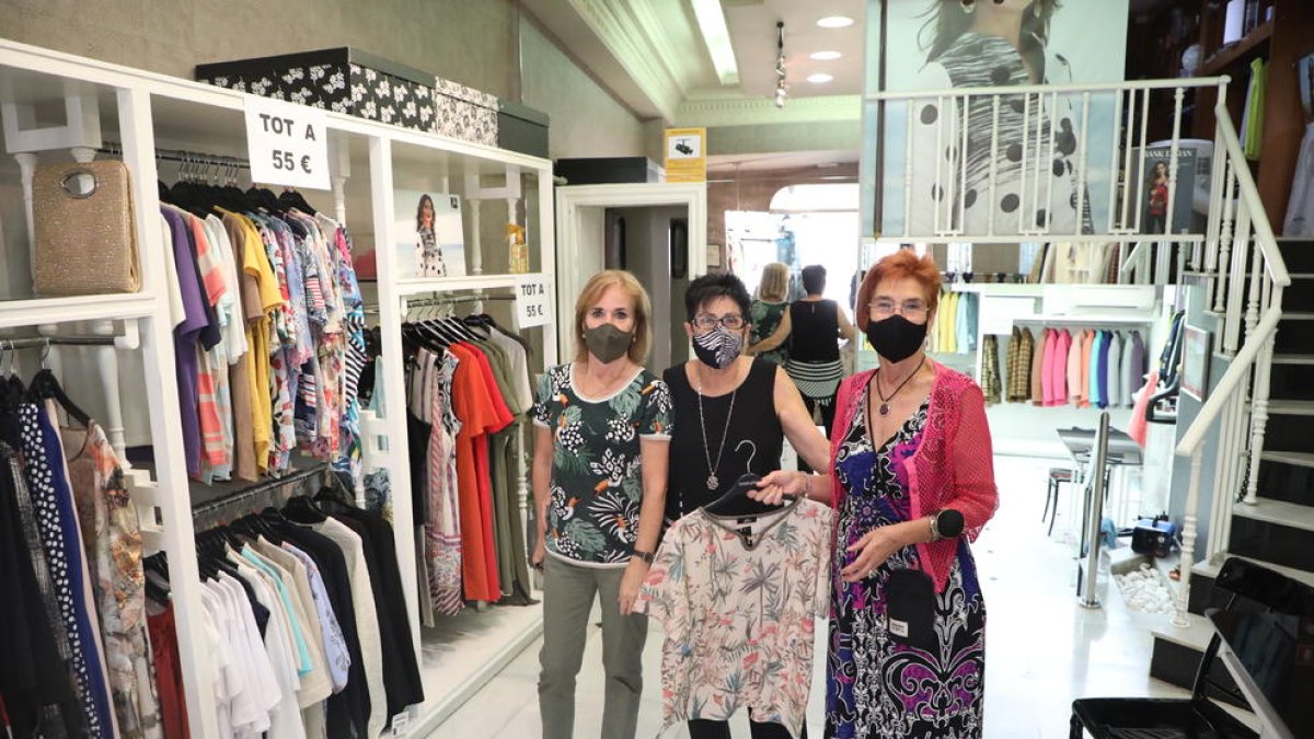 Las tiendas Marga Bardají (izquierda) y Vainilla (derecha), ambas en la calle Sant Antoni, cierran por jubilación.