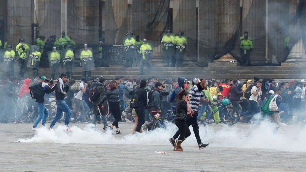 La policía lanza gases lacrimogenes para dispersas las concentraciones en Bogotá.