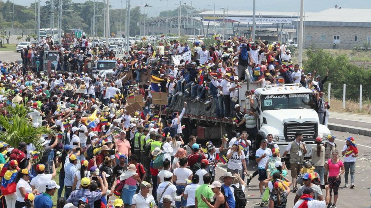Vista de centenars de persones en territori colombià sobre els primers camions amb ajuda humanitària cap a Veneçuela.