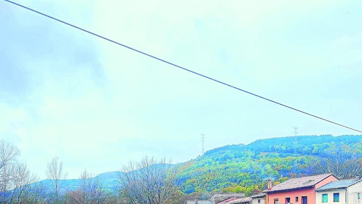 El carrer Riupedrós de Vilaller, a la dreta de la imatge.