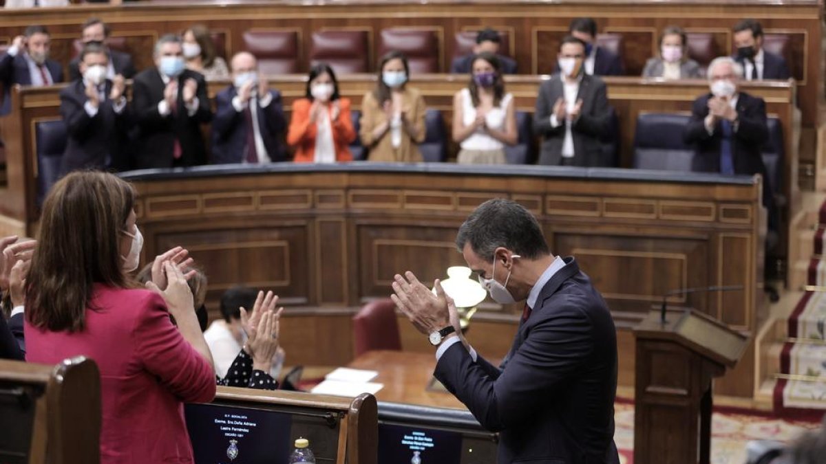 Sánchez, aplaudit pels diputats del PSOE i pels membres del seu govern, ahir.