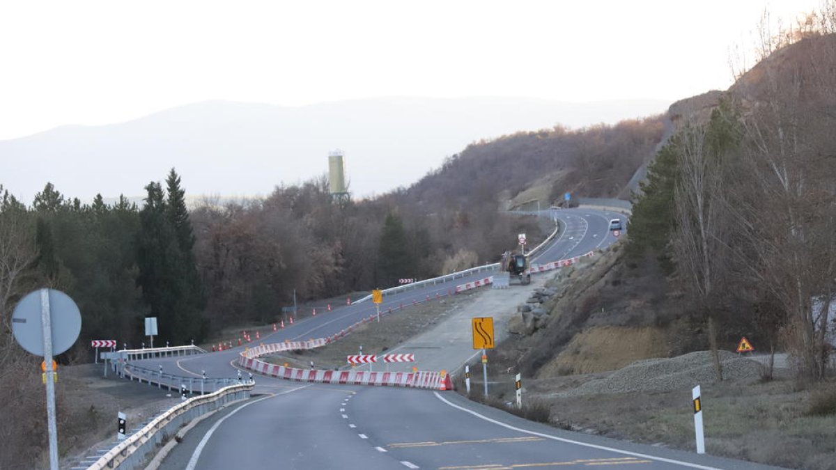 La calçada provisional a l’N-230 mentre es duen a terme treballs de desboscament al pendent.