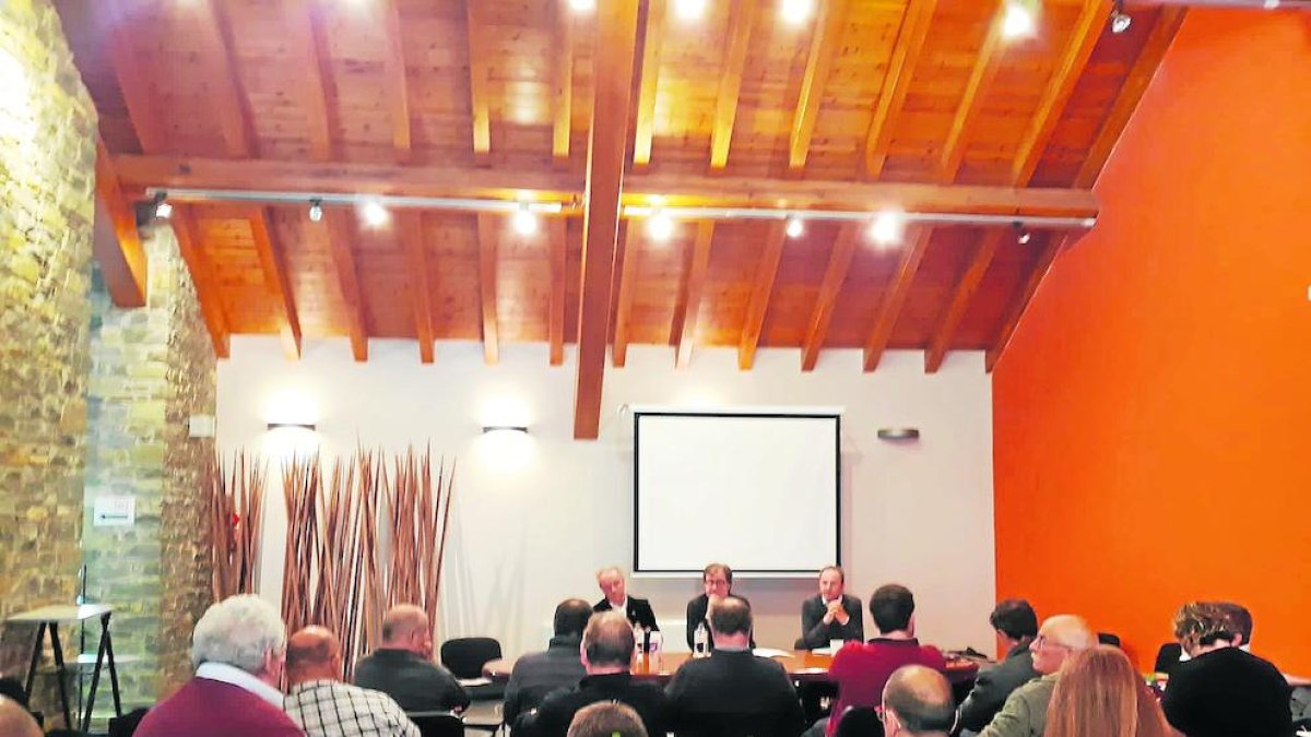 Imagen de la reunión con los alcaldes que se celebró ayer en Sort.